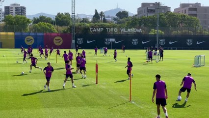 Los jóvenes de la Masía entrenan con el primer equipo ante la mirada de Hansi Flick