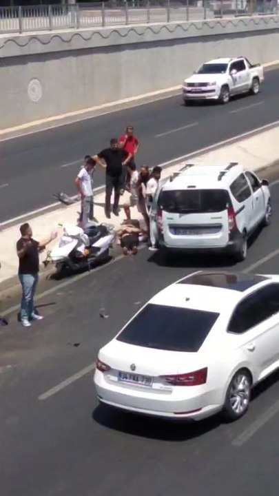 Şanlıurfa’nın Karaköprü ilçesinde meydana gelen trafik kazasında, direksiyon hakimiyetini kaybeden bir otomobil sürücüsü refüjdeki aydınlatma direğine çarptı. Kazada 1 kişi yaralanarak hastaneye kaldırıldı.