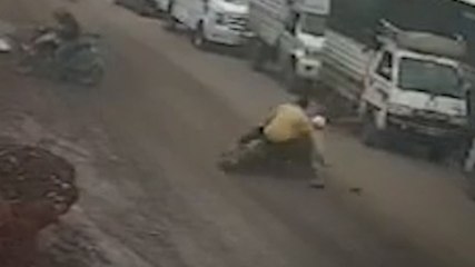 पुणे: 3 घंटे में एक ही जगह 10 हादसे, देखें वीडियो