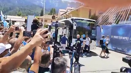 L?arrivo del Napoli a Dimaro: tifosi impazziti per De Bruyne