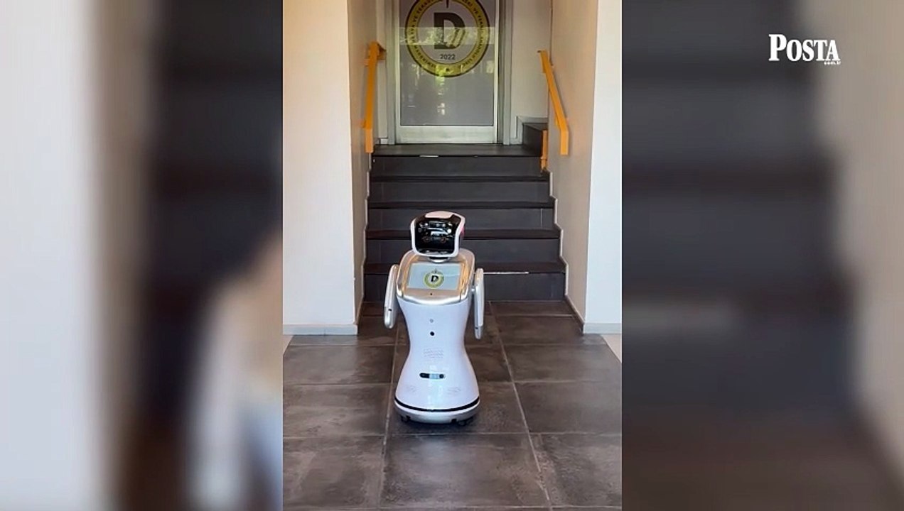 Türkiye'de ilk kez Demirören Medya ve Teknoloji Lisesi'nde açılan bölümü robot tanıtıyor