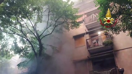 Pesaro, incendio in un garage: evacuati i residenti di un palazzo di tre piani (17.07.25)