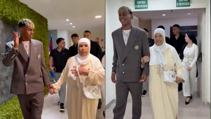 Yamal, feliz y acompañado por su abuela en la firma de su renovación con el Barça