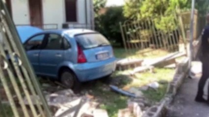 Incidente a Gorgonzola, auto sfonda il cancello di una villetta e travolte una donna: il video