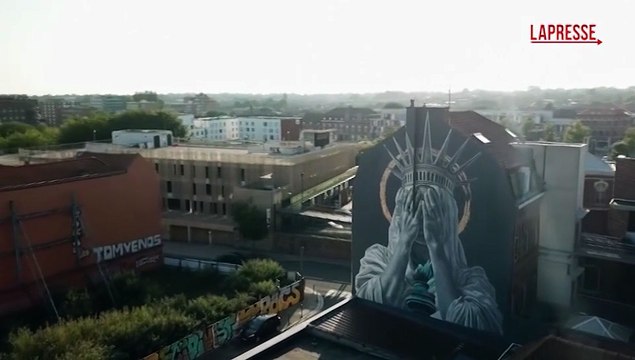 A Roubaix la Statua della Libert? con gli occhi coperti: il murale contro le politiche di Trump