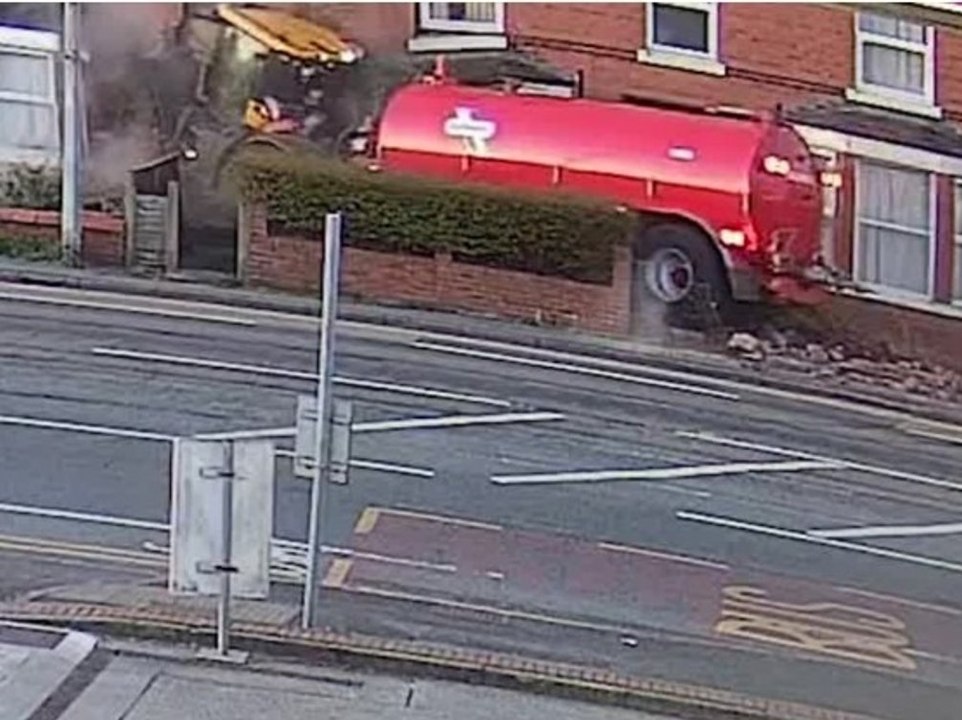 Nach drogenfahrt: traktor kracht in reihenhäuser