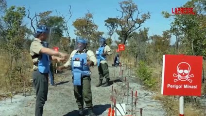 Harry come la madre Diana attraversa un campo minato in Angola