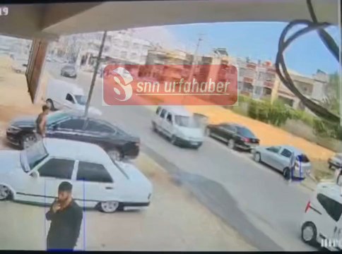 Şanlıurfa’nın Haliliye ilçesinde yolun karşısına geçmek isteyen bir kadın, otomobilin çarpması sonucu yaralandı. Kaza anı bir iş yerinin güvenlik kamerası tarafından saniye saniye kaydedildi.