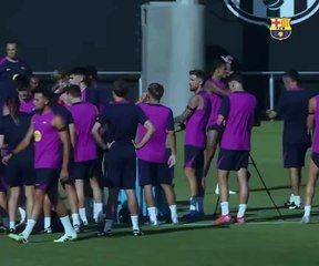 Lewandowski conversa con Roony Bardghji durante un entrenamiento del Barça