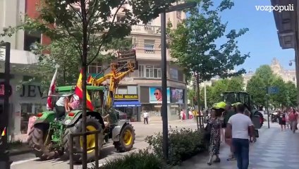 Una decena de tractores irrumpe en el centro de Santander en recuerdo a David Lafoz