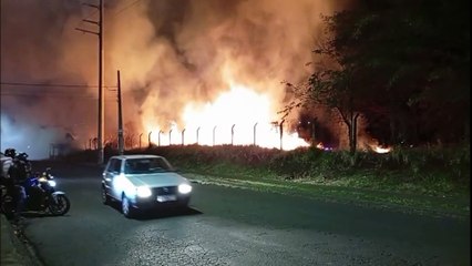 Grande incêndio em vegetação é registrado em Cascavel durante a madrugada