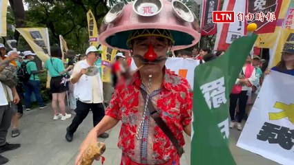 80歲阿伯也怒了！自製吸睛道具現身台中大遊行 「傅崐萁非罷不可」