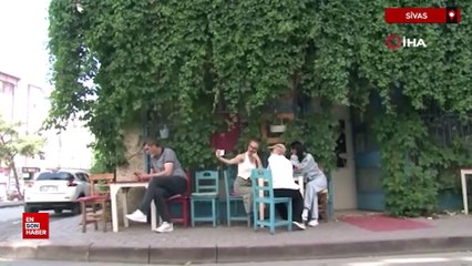 Sivas'ta sarmaşık kaplı kafe dikkat çekiyor