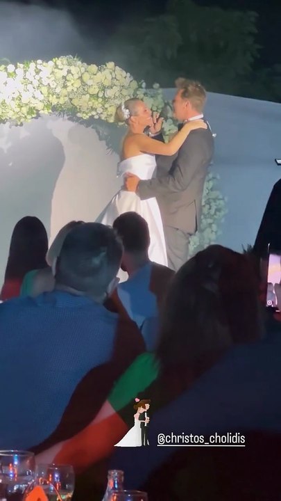 Ο Χρήστος Χολίδης τραγουδάει στη σύζυγό του στη δεξίωση του γάμου τους