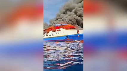 Incendio en el barco turístico ‘KM Barcelona’ que obliga a los pasajeros a saltar por la borda