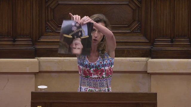 Laia Estrada, de la CUP, rompe una foto del Rey Felipe VI tras ponerla boca abajo