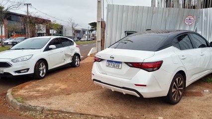 Sentra quase invade construção após colisão com Focus na Rua JK