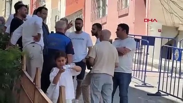 Apartmanın balkonu çöktü, facia kıl payı atlatıldı... O anlar saniye saniye kamerada!
