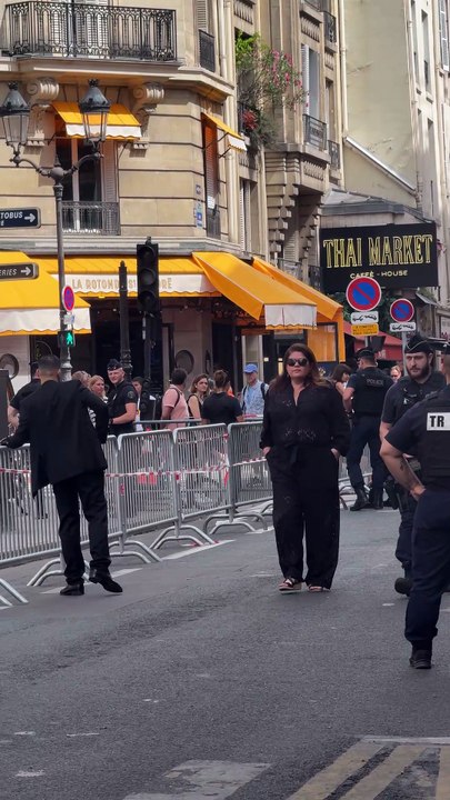 Raquel Garrido - Arrivées aux obsèques de Thierry Ardisson en l’église Saint-Roch de Paris, France, le 17 juillet 2025. © Jean-Baptiste Baud / Bestimage