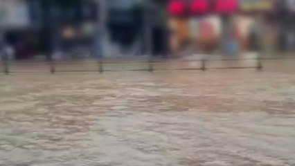 [제보영상 52번] 흙탕물로 도로 침수..."가게 안까지 들어와" / YTN