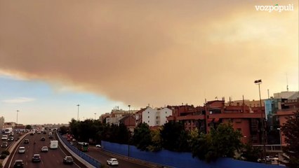 Una columna de humo ocasionada por el incendio de Méntrida cubre el cielo de Madrid
