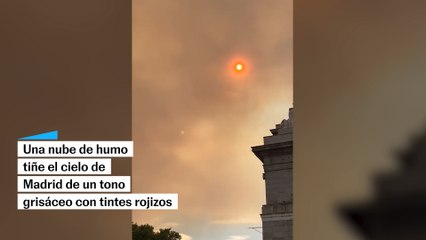 Una nube de humo causada por un incendio tiñe el cielo de Madrid