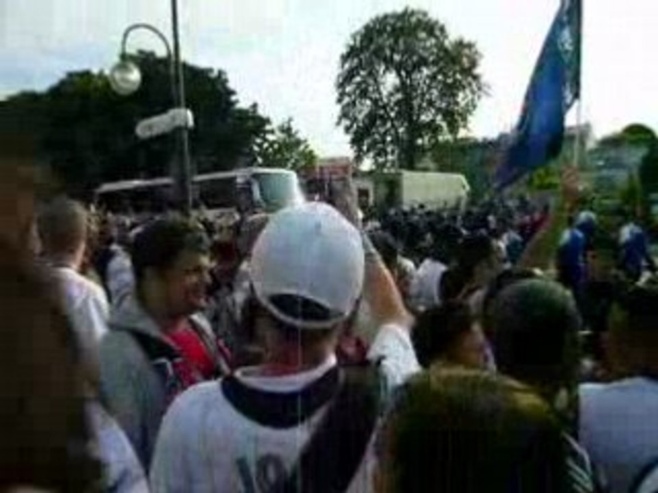Arrivée du bus des joueurs parisiens PSG-ASSE