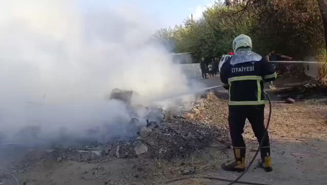 Şanlıurfa’nın Eyyübiye ilçesinde boş bir arazide bulunan konteynerde çıkan yangın, itfaiye ekiplerinin müdahalesiyle kontrol altına alındı. Yangında can kaybı ya da yaralanma yaşanmazken, konteyner tamamen kullanılamaz hale geldi.