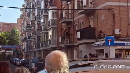 Un hombre arroja objetos a la calle y amenaza con saltar en Alonso Pesquera