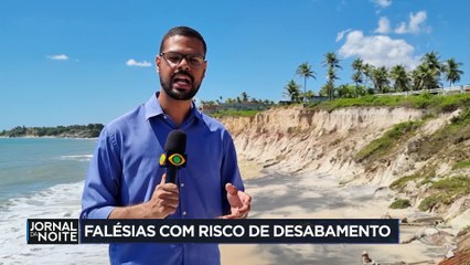 Falésias correm risco de desabamento em praias do Ceará