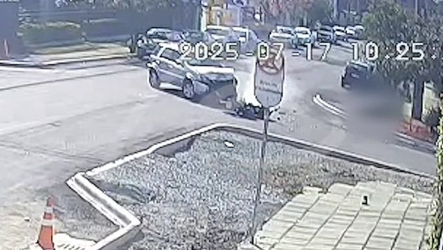 Imagens fortes! Motociclista é arremessado contra calçada ao ser atingido por carro no Santa Quitéria