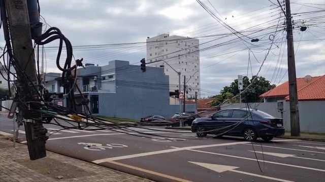 Atenção! Rua Presidente Kennedy é interditada depois de caminhão partir poste ao meio
