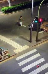 Grupo de jóvenes vandalismo