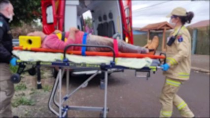 Homem tem suspeita de fratura após cair de três metros enquanto podava árvore