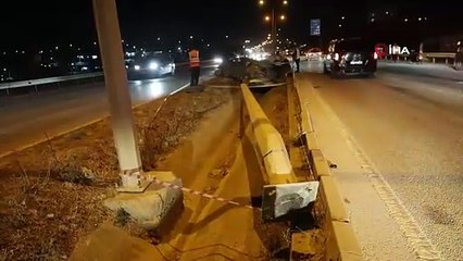 Otomobil aydınlatma direğine çarptı: 4 yaralı