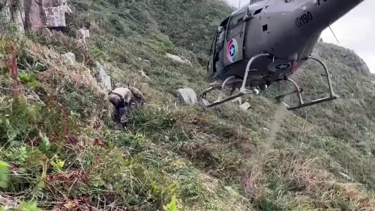 Capivara mobiliza helicóptero em resgate delicado após cair em penhasco de trilha em SC