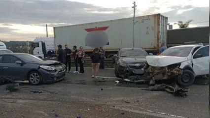 Acidente no PR envolve 10 veículos e deixa 17 pessoas feridas