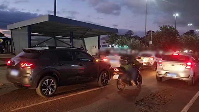 Quatro veículos se envolvem em engavetamento na Avenida Tancredo Neves