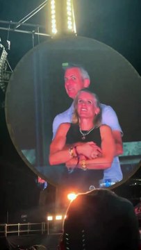 🇺🇸❤️ INSOLITE – Coldplay déclenche un scandale… amoureux Lors d’un concert, la Love Cam du groupe a mis en lumière un moment (trop ?) complice entre Andy Byron, PDG d’Astronomer, et sa collègue Kristin Cabot 😳💋