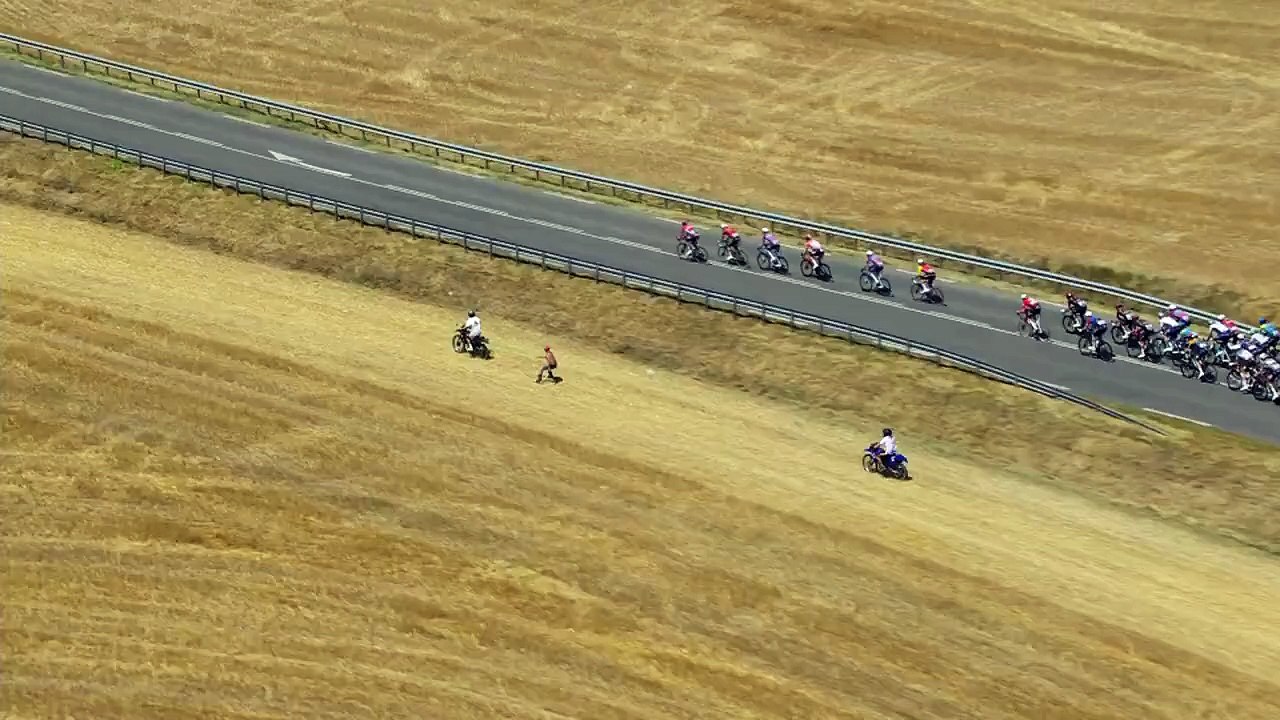 🇫🇷🚲 INSOLITE – Du ski au Tour de France ? Oui, oui… Un spectateur a surpris tout le monde en dévalant la route à ski, tracté par une moto, juste derrière le peloton du Tour de France 🎿🏍️😅