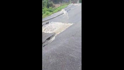 [제보영상] 폭우에 갈라지고 찢긴 도로...무등산 일대 침수 / YTN