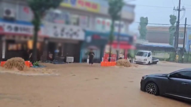 [제보영상] 흙탕물에 잠긴 상가...맨홀 역류 / YTN