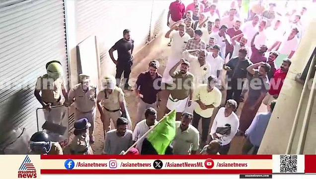 മുണ്ടക്കുളം KSEB ഓഫീസിനകത്തേക്ക് കയറി പ്രതിഷേധിച്ച് യൂത്ത് ലീഗ് പ്രവർത്തകർ