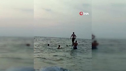 Denize sıra dışı dalış! Hataylı gençlerden yaratıcı serinleme yöntemi
