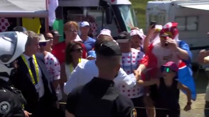 Macron visita il Tour de France, Pogačar vince la 12ª tappa a Hautacam