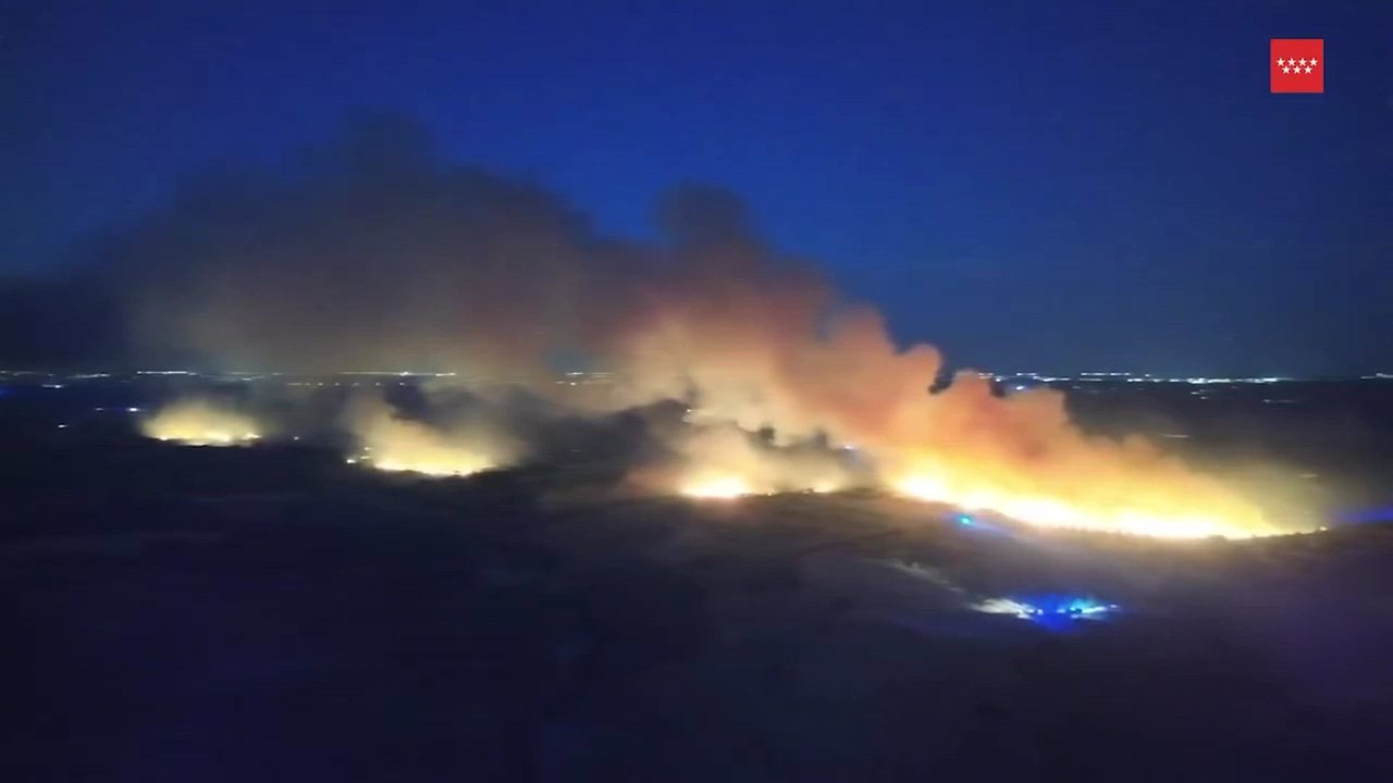 Los bomberos continúan con las labores de extinción del incendio de Méntrida