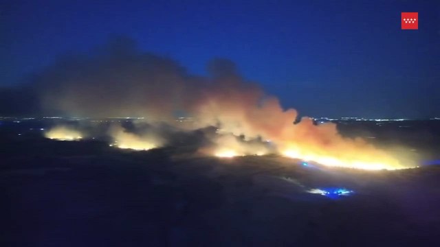 Los bomberos continúan con las labores de extinción del incendio de Méntrida