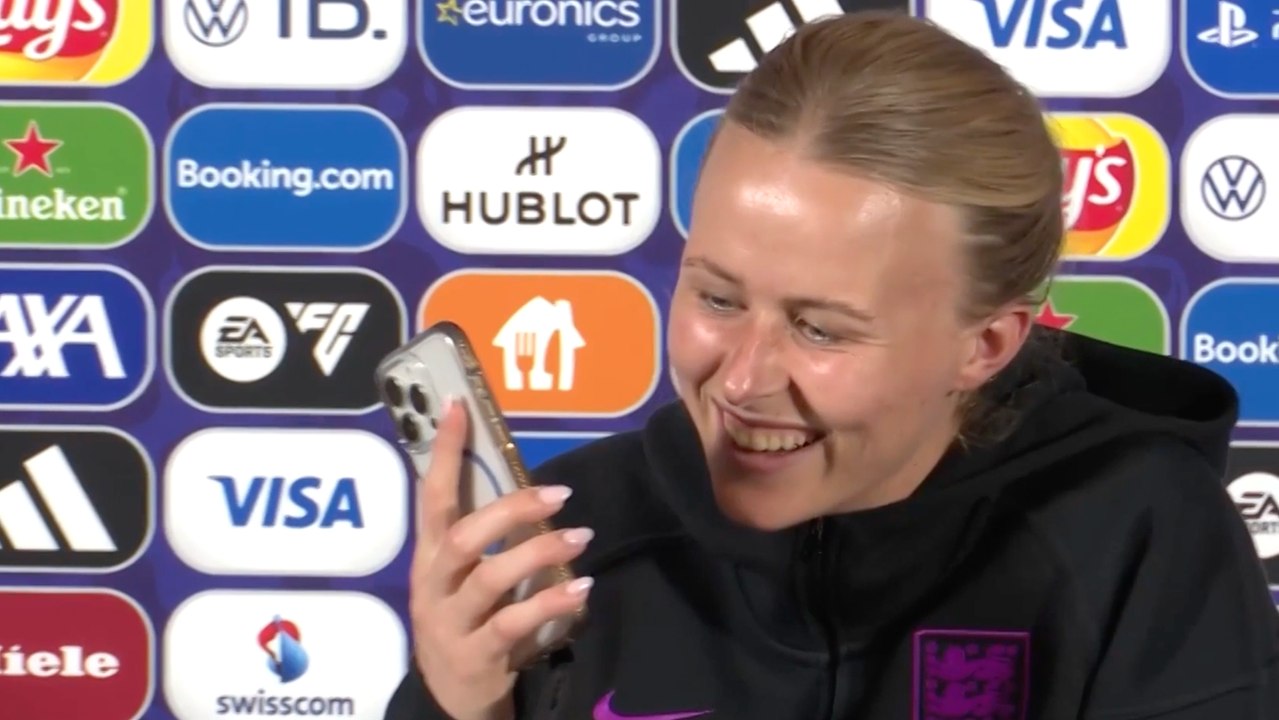 'Ich rufe dich zurück': Auf einmal klingelt das Handy auf der PK