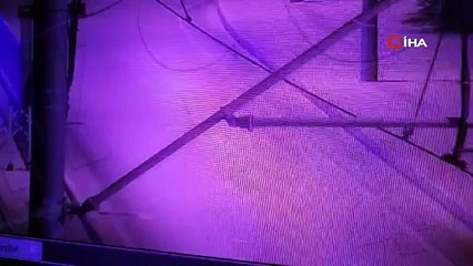 Tramvay durağına çarpan motosikletteki 2 kişi yaralandı