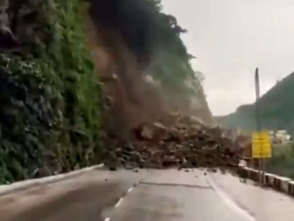 Erdrutsch-Schock: Ganzer Hang kracht auf Straße